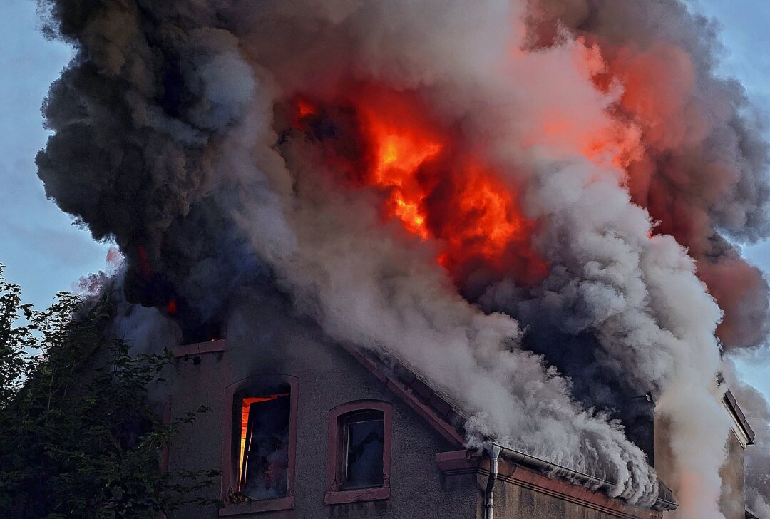 Update zu Hohndorf: Feuer bricht in Mehrfamilienhaus aus - Im Dachgeschoss das seit kurzen leer stehenden Hauses ist ein Feuer ausgebrochen. Foto: Andreas Kretschel