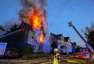 Update zu Hohndorf: Feuer bricht in Mehrfamilienhaus aus - Im Dachgeschoss des seit kurzen leer stehenden Hauses ist ein Feuer ausgebrochen. Foto: Andreas Kretschel