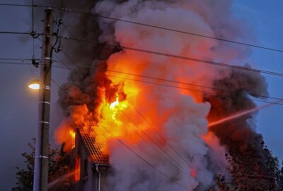 Update zu Hohndorf: Feuer bricht in Mehrfamilienhaus aus - Im Dachgeschoss des seit kurzen leer stehenden Hauses ist ein Feuer ausgebrochen. Foto: Andreas Kretschel