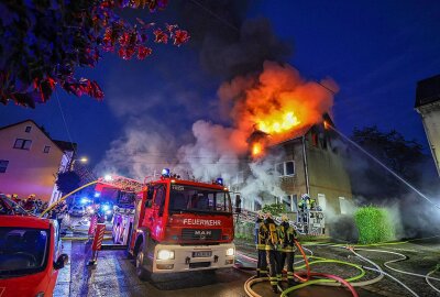 Update zu Hohndorf: Feuer bricht in Mehrfamilienhaus aus - Im Dachgeschoss des seit kurzen leer stehenden Hauses ist ein Feuer ausgebrochen. Foto: Andreas Kretschel