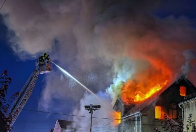 Update zu Hohndorf: Feuer bricht in Mehrfamilienhaus aus - Im Dachgeschoss des seit kurzen leer stehenden Hauses ist ein Feuer ausgebrochen. Foto: Andreas Kretschel