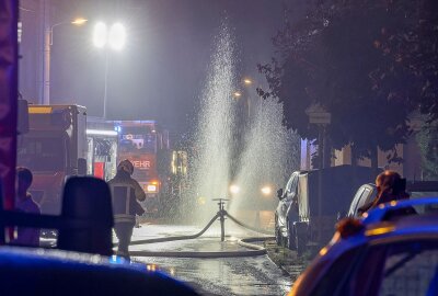 Update zu Hohndorf: Feuer bricht in Mehrfamilienhaus aus - Im Dachgeschoss des seit kurzen leer stehenden Hauses ist ein Feuer ausgebrochen. Foto: Andreas Kretschel