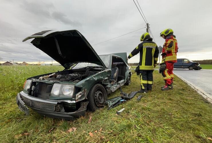 Update zu Kleintransporter kollidiert mit Mercedes: Feuerwehr rettet schwer verletzten Fahrer - Bei Dobra kam es zu einem Unfall zwischen einem PKW und einem Kleintransporter.