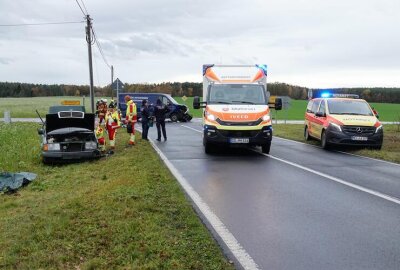 Update zu Kleintransporter kollidiert mit Mercedes: Feuerwehr rettet schwer verletzten Fahrer - Bei Dobra kam es zu einem Unfall zwischen einem PKW und einem Kleintransporter.