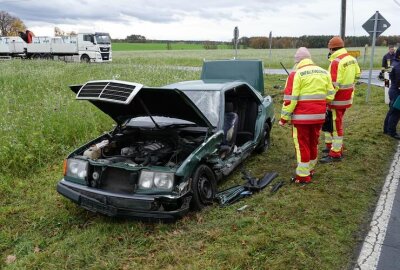 Update zu Kleintransporter kollidiert mit Mercedes: Feuerwehr rettet schwer verletzten Fahrer - Bei Dobra kam es zu einem Unfall zwischen einem PKW und einem Kleintransporter.