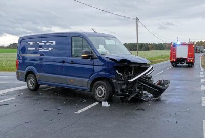 Update zu Kleintransporter kollidiert mit Mercedes: Feuerwehr rettet schwer verletzten Fahrer - Bei Dobra kam es zu einem Unfall zwischen einem PKW und einem Kleintransporter.