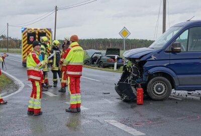 Update zu Kleintransporter kollidiert mit Mercedes: Feuerwehr rettet schwer verletzten Fahrer - Bei Dobra kam es zu einem Unfall zwischen einem PKW und einem Kleintransporter.