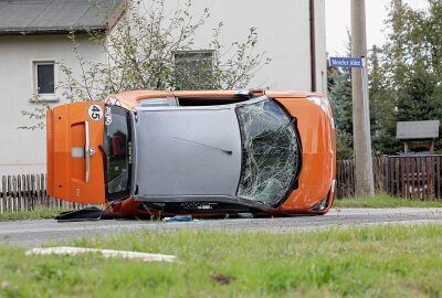 Update zu Missachtete Vorfahrt: 45-Stundenkilometer-Auto kippt auf Seite - Am Dienstagnachmittag kam es in Schlunzig zu einem Verkehrsunfall zwischen zwei PKW. Foto:Andreas Kretschel