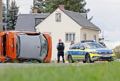 Update zu Missachtete Vorfahrt: 45-Stundenkilometer-Auto kippt auf Seite - Dabei wurde, nach Angaben der Polizeidirektion Zwickau, eine Person leicht verletzt. Foto:Andreas Kretschel