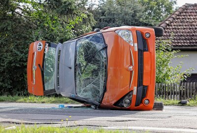 Update zu Missachtete Vorfahrt: 45-Stundenkilometer-Auto kippt auf Seite - Ein 45 km/h Auto ist, vermutlich beim Aufprall, auf die Beifahrerseite gekippt. Foto:Andreas Kretschel