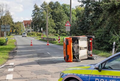 Update zu Missachtete Vorfahrt: 45-Stundenkilometer-Auto kippt auf Seite - Die Straße ist voll gesperrt. Foto:Andreas Kretschel