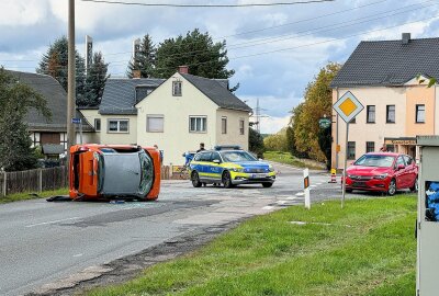 Update zu Missachtete Vorfahrt: 45-Stundenkilometer-Auto kippt auf Seite - Am Unfall beteiligt waren zwei Fahrzeuge. Foto:Andreas Kretschel