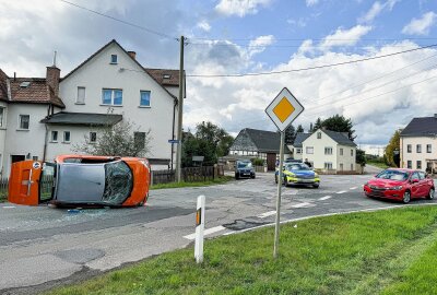 Update zu Missachtete Vorfahrt: 45-Stundenkilometer-Auto kippt auf Seite - Dabei wurde, nach Angaben der Polizeidirektion Zwickau, eine Person leicht verletzt. Foto:Andreas Kretschel