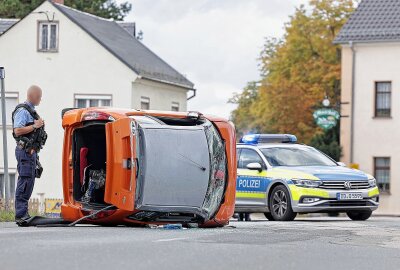 Update zu Missachtete Vorfahrt: 45-Stundenkilometer-Auto kippt auf Seite - Am Unfall beteiligt waren zwei Fahrzeuge. Foto:Andreas Kretschel