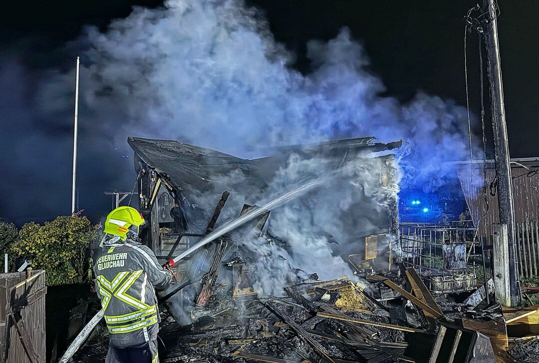 Update zu nächtlichem Brand in Glauchau: Gartenlaube steht in Flammen - Eine Laube brannte vollständig ab. Foto: Andreas Kretschel