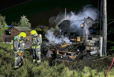 Update zu nächtlichem Brand in Glauchau: Gartenlaube steht in Flammen - Eine Laube brannte vollständig ab. Foto: Andreas Kretschel