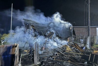 Update zu nächtlichem Brand in Glauchau: Gartenlaube steht in Flammen - Eine Laube brannte vollständig ab. Foto: Andreas Kretschel