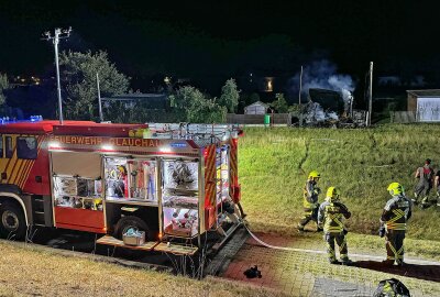 Update zu nächtlichem Brand in Glauchau: Gartenlaube steht in Flammen - Eine Laube brannte vollständig ab. Foto: Andreas Kretschel