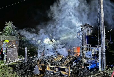 Update zu nächtlichem Brand in Glauchau: Gartenlaube steht in Flammen - Eine Laube brannte vollständig ab. Foto: Andreas Kretschel