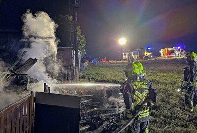 Update zu nächtlichem Brand in Glauchau: Gartenlaube steht in Flammen - Eine Laube brannte vollständig ab. Foto: Andreas Kretschel