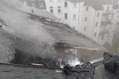 Update zu Nächtlicher Großbrand in Plauen: 47 Menschen aus drei Häusern evakuiert - Einsatz beim Brand in der Hauffstraße in Plauen in den Morgenstunden des Samstags. Foto: Stadt Plauen