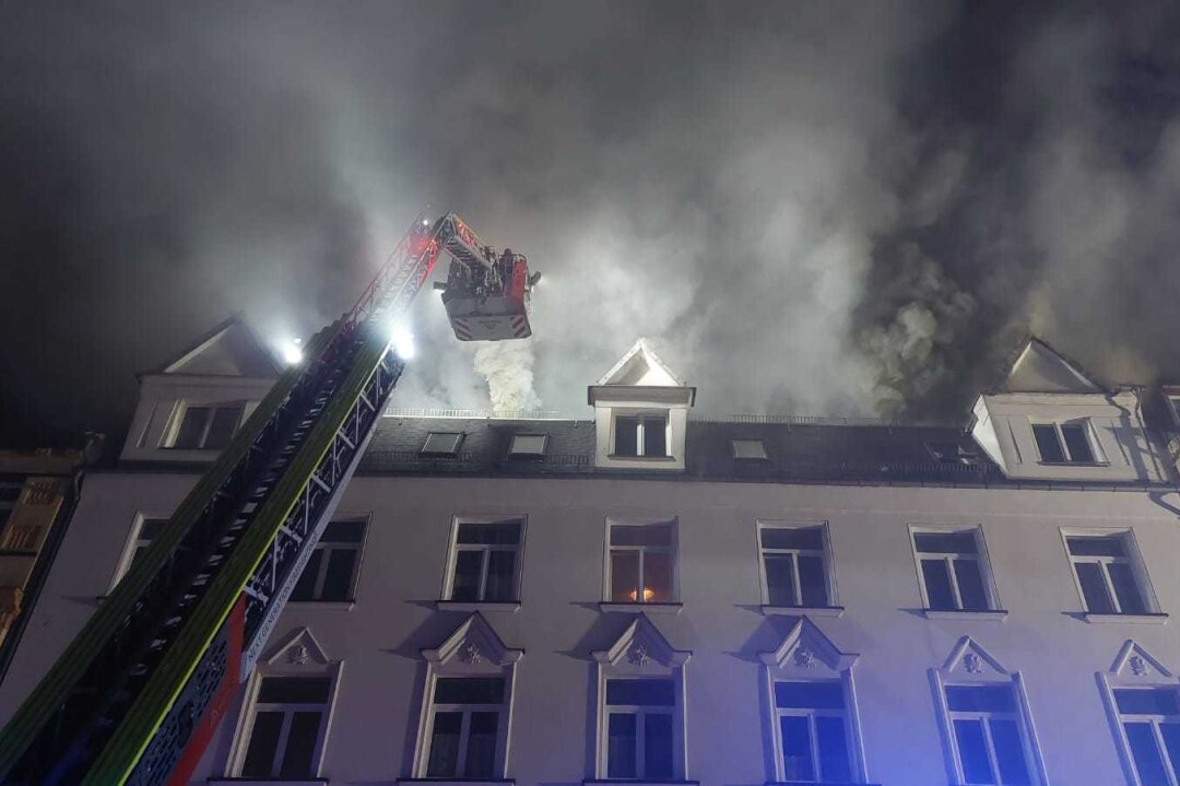 Update zu Nächtlicher Großbrand in Plauen: 47 Menschen aus drei Häusern evakuiert - Einsatz beim Brand in der Hauffstraße in Plauen in den Morgenstunden des Samstags. Foto: Stadt Plauen