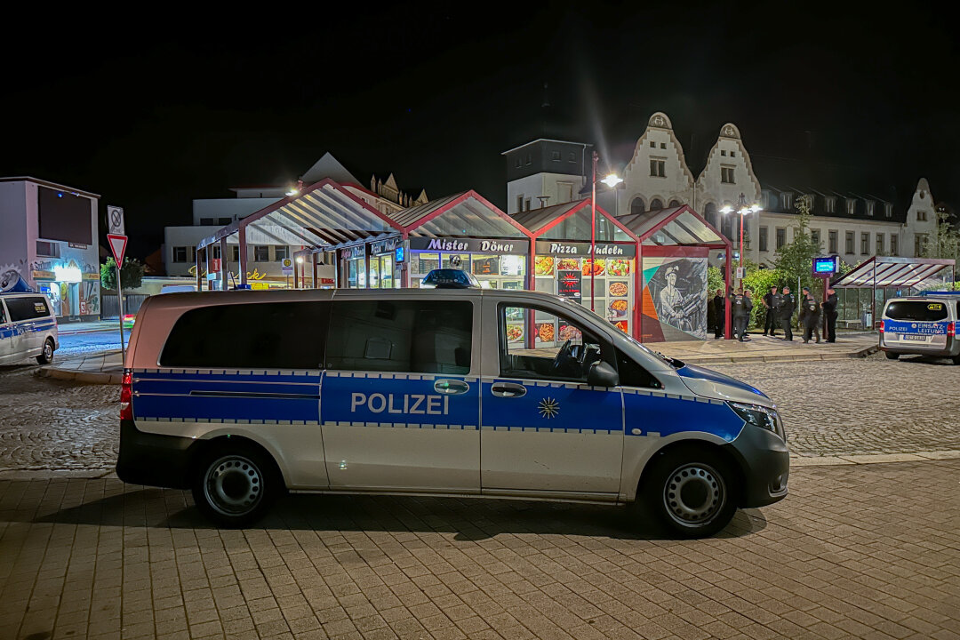 Update zu Schlägerei auf dem Auer Postplatz: Polizei im Großeinsatz - Heftige Auseinandersetzung auf dem Auer Postplatz: Polizei im Einsatz.