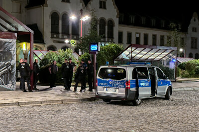 Update zu Schlägerei auf dem Auer Postplatz: Polizei im Großeinsatz - Heftige Auseinandersetzung auf dem Auer Postplatz: Polizei im Einsatz.