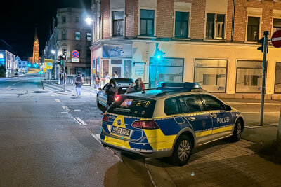 Update zu Schlägerei auf dem Auer Postplatz: Polizei im Großeinsatz - Polizei mit Großaufgebot im Einsatz: Suche nach Beteiligten auf dem Postplatz ausgeweitet.