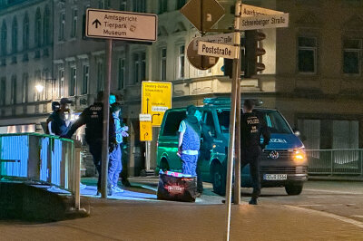 Update zu Schlägerei auf dem Auer Postplatz: Polizei im Großeinsatz - Polizei mit Großaufgebot im Einsatz: Suche nach Beteiligten auf dem Postplatz ausgeweitet.