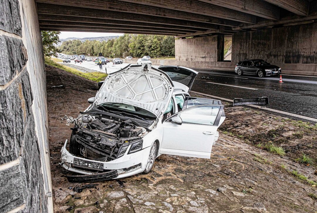 Update zu Schwerem Unfall auf der A72: Mehrere Verletzte, darunter vier Kinder - Am Samstagnachmittag ereignete sich auf der Autobahn 72 bei Plauen ein schwerer Unfall, bei dem mehrere Personen, darunter vier Kinder, zum Teil schwer verletzt wurden. Foto: Igor Pastierovic