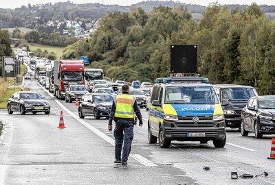 Update zu Schwerem Unfall auf der A72: Mehrere Verletzte, darunter vier Kinder - Vier Kinder erlitten Verletzungen und der BMW-Fahrer wurde ins Krankenhaus gebracht. Foto: Igor Pastierovic