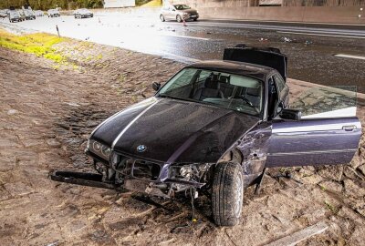 Update zu Schwerem Unfall auf der A72: Mehrere Verletzte, darunter vier Kinder - Beide Fahrzeuge wurden total beschädigt. Foto: Igor Pastierovic