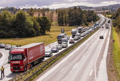 Update zu Schwerem Unfall auf der A72: Mehrere Verletzte, darunter vier Kinder - Aufgrund einer Ölverschmutzung war die Fahrtrichtung Leipzig zeitweise vollständig gesperrt. Foto: Igor Pastierovic