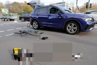 Update zu Schweren Unfall in Chemnitz: Kollision zwischen Radfahrer und VW - Radfahrer kollidiert mit PKW.