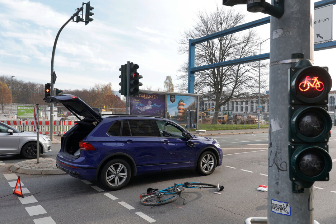 Update zu Schweren Unfall in Chemnitz: Kollision zwischen Radfahrer und VW - Schwerer Unfall auf der Leipziger Straße: Radfahrer ignoriert rote Ampel.