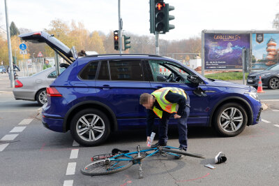 Update zu Schweren Unfall in Chemnitz: Kollision zwischen Radfahrer und VW - Radfahrer bei Unfall schwer verletzt: Rote Ampel missachtet.