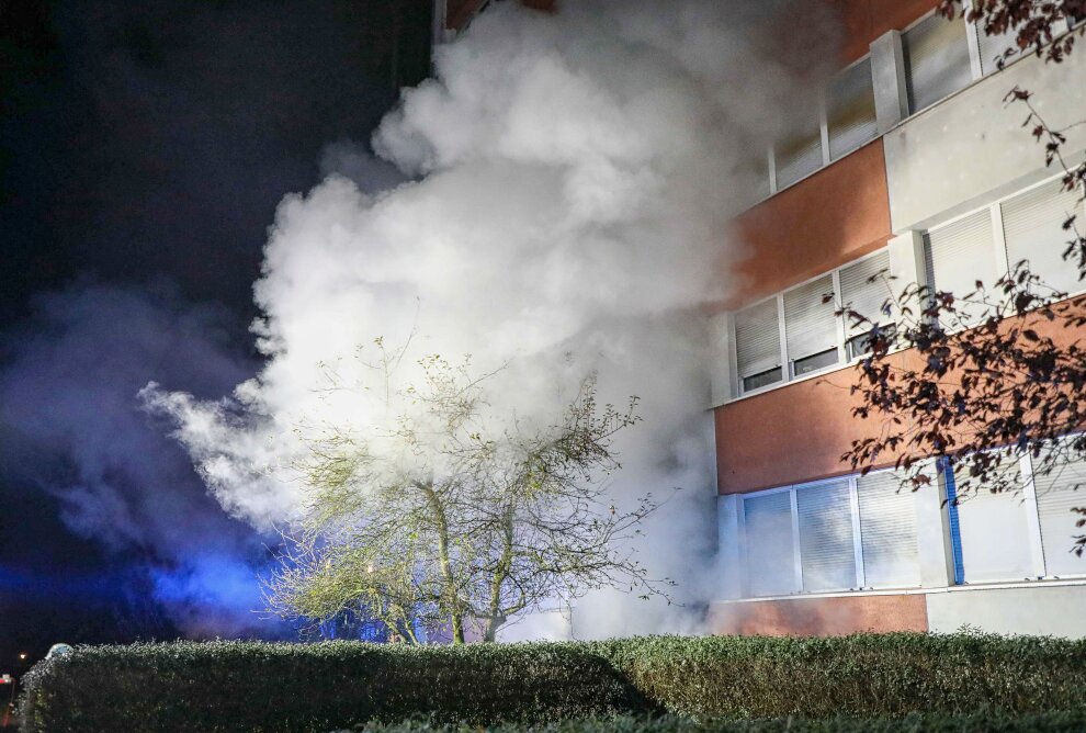 Update zu Starke Rauchentwicklung bei Brand in Leipzig: Zwei Verletzte - Zu einem Großeinsatz von Feuerwehr, Rettungsdienst und Polizei kam es in der Nacht zu Mittwoch im Leipziger Südosten. Foto: EHL Media/Björn Stach