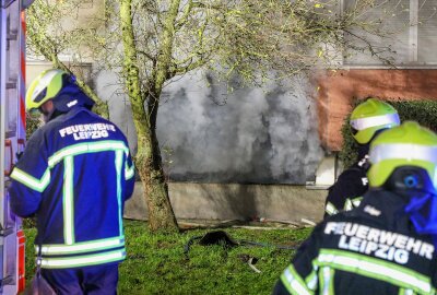 Update zu Starke Rauchentwicklung bei Brand in Leipzig: Zwei Verletzte - Davon wurde ein Verletzter zur weiteren medizinischen Behandlung in ein Krankenhaus gebracht, eine Person sei ambulant vor Ort behandelt worden. Foto: EHL Media/Björn Stach