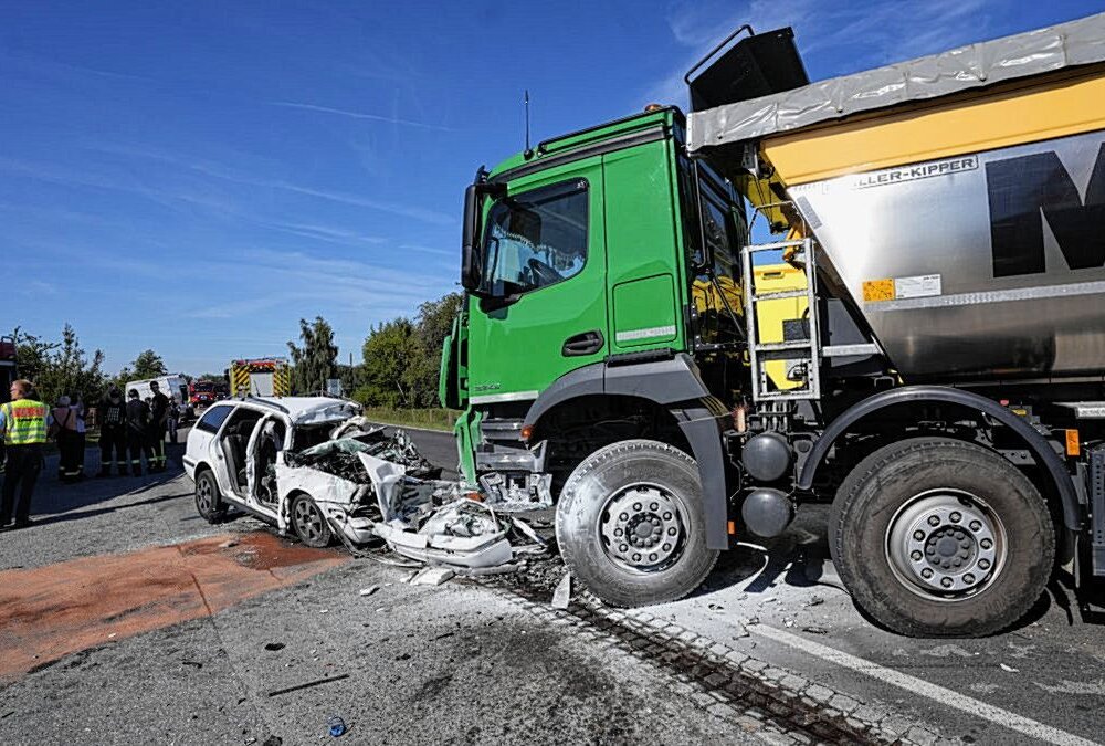 Update zu Tödlichem Unfall: PKW-Fahrer stirbt nach Frontalzusammenstoß mit LKW - Zwischen Malschwitz und Gutta kam es zu einem tödlichen Unfall. Foto: LausitzNews/ Jens Kaczmarek