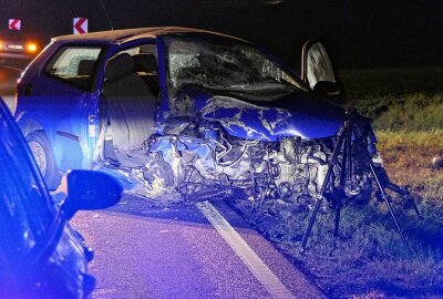 Update zu Tödlichen Verkehrsunfall auf der B107: Audi A3 und VW Polo kollidieren frontal - B107 nach Unfall voll gesperrt: Großeinsatz von Polizei und Feuerwehr. Foto: Sören Müller