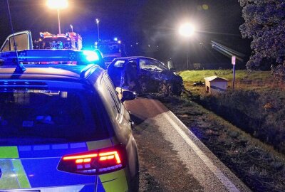 Update zu Tödlichen Verkehrsunfall auf der B107: Audi A3 und VW Polo kollidieren frontal - Unfallursache unklar: Polizei ermittelt mit Unterstützung von Dekra. Foto: Sören Müller