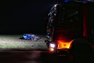 Update zu Tödlichen Verkehrsunfall auf der B107: Audi A3 und VW Polo kollidieren frontal - Rettungskräfte im Einsatz: Feuerwehr und Kriseninterventionsteam helfen vor Ort. Foto: Sören Müller