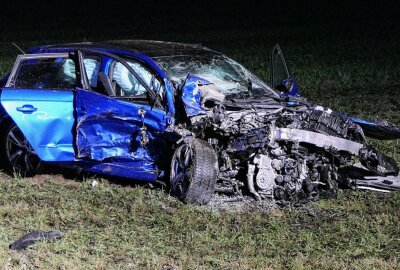 Update zu Tödlichen Verkehrsunfall auf der B107: Audi A3 und VW Polo kollidieren frontal - Ersthelfer leisten Hilfe. Foto: Sören Müller