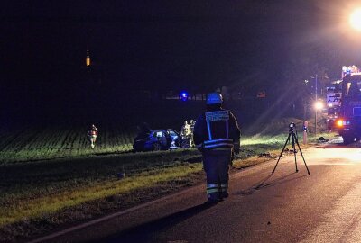 Update zu Tödlichen Verkehrsunfall auf der B107: Audi A3 und VW Polo kollidieren frontal - Die Feuerwehrkameraden unterstützten den Rettungsdienst, sicherten und leuchteten die Einsatzstelle aus. Foto: Sören Müller