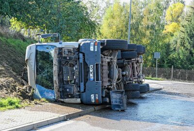 Update zu Umweltamt vor Ort: 20.000 Liter Gülle nach Unfall in Mittelsachsen ausgelaufen - Schwerer Unfall in Geringswalde: Ein LKW kippte auf die Seite und verlor Gülle. Foto: EHL Media/Dietmar Thomas