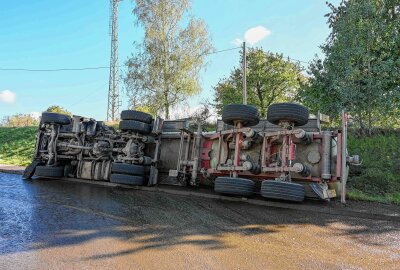 Update zu Umweltamt vor Ort: 20.000 Liter Gülle nach Unfall in Mittelsachsen ausgelaufen - Schwerer Unfall in Geringswalde: Ein LKW kippte auf die Seite und verlor Gülle. Foto: EHL Media/Dietmar Thomas