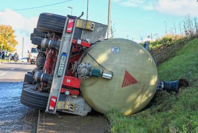 Update zu Umweltamt vor Ort: 20.000 Liter Gülle nach Unfall in Mittelsachsen ausgelaufen - Schwerer Unfall in Geringswalde: Ein LKW kippte auf die Seite und verlor Gülle. Foto: EHL Media/Dietmar Thomas