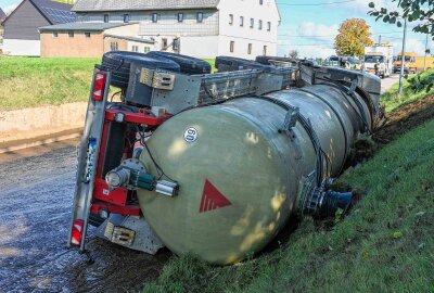 Update zu Umweltamt vor Ort: 20.000 Liter Gülle nach Unfall in Mittelsachsen ausgelaufen - Schwerer Unfall in Geringswalde: Ein LKW kippte auf die Seite und verlor Gülle. Foto: EHL Media/Dietmar Thomas