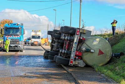 Update zu Umweltamt vor Ort: 20.000 Liter Gülle nach Unfall in Mittelsachsen ausgelaufen - Schwerer Unfall in Geringswalde: Ein LKW kippte auf die Seite und verlor Gülle. Foto: EHL Media/Dietmar Thomas